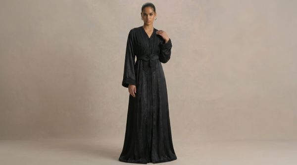 Découvrir le caftan noire : élégance et artisanat marocain