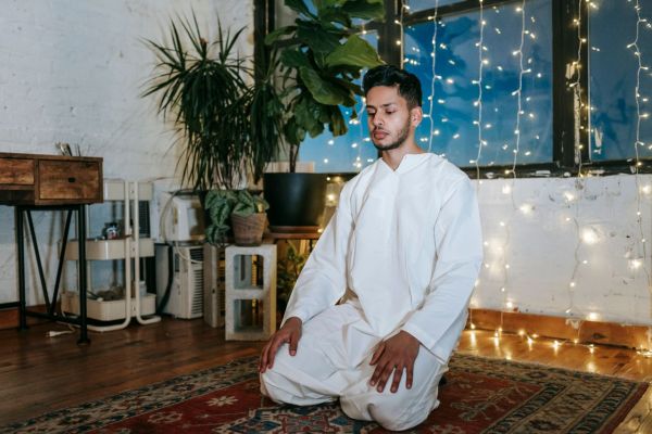 Qamis et tapis de prière : cadeaux personnalisés uniques
