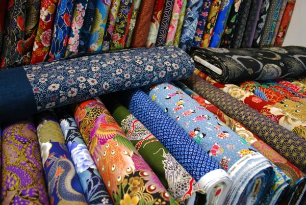 Tissus fleuris pour robe : associez élégance et fraîcheur